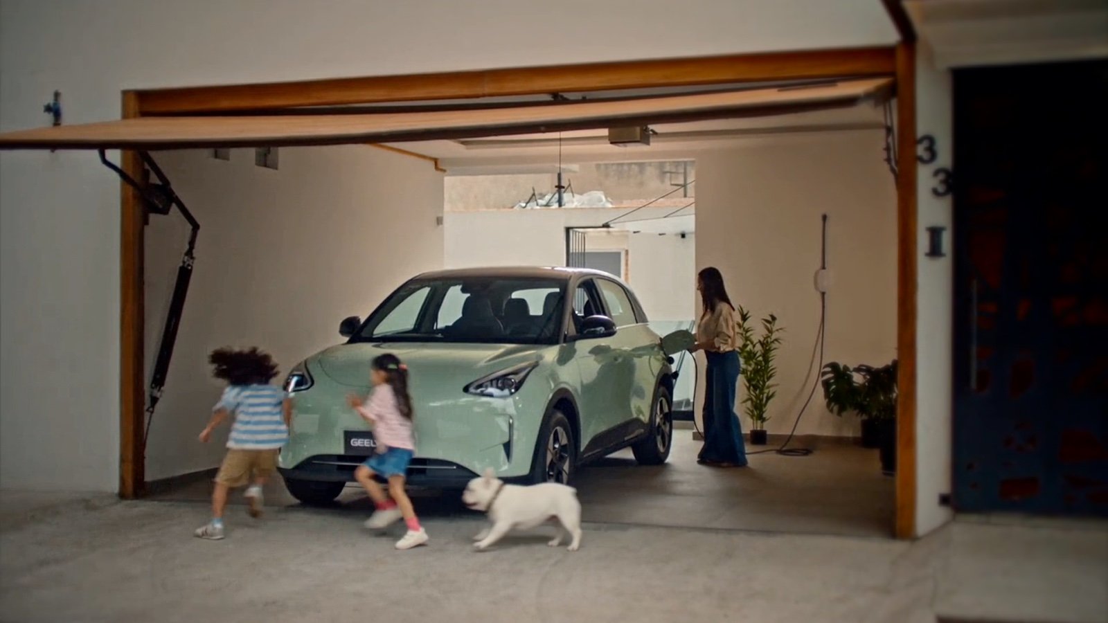 Perro integrado en la escena con los niños